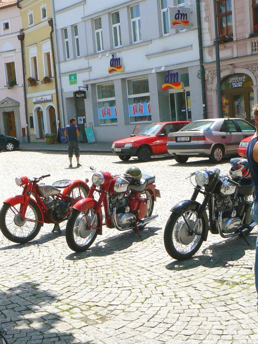 Sraz motorkaru-vetsina jich uz ujela.JPG